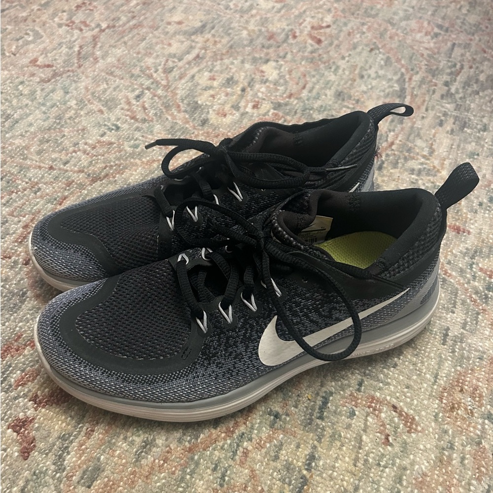 Nike Black and White Free Running Distance 2 Sneakers Size 8